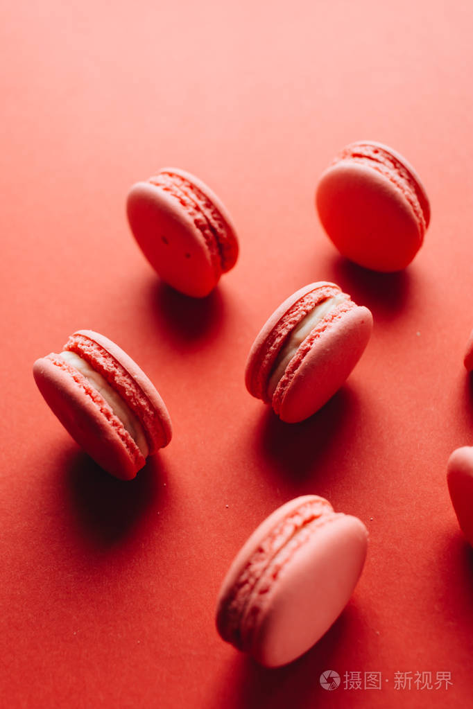红桌上美味的粉红色马卡龙的组成甜蜜的甜点