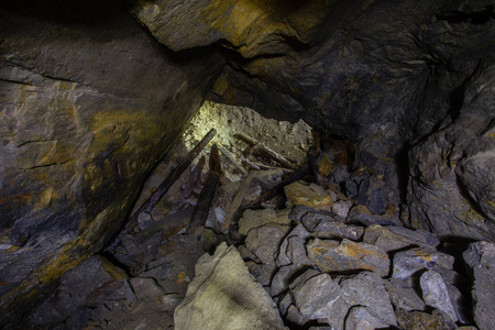 地下废弃金铁矿矿山竖井隧道通道，木构造通道