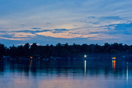 傍晚的风景和蓝色的日落在河上图片
