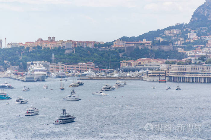 夏天在法国里维埃拉的摩纳哥前面的海岸