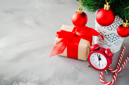 圣诞作文 圣诞冷杉树枝, 闹钟, 礼品盒和装饰品