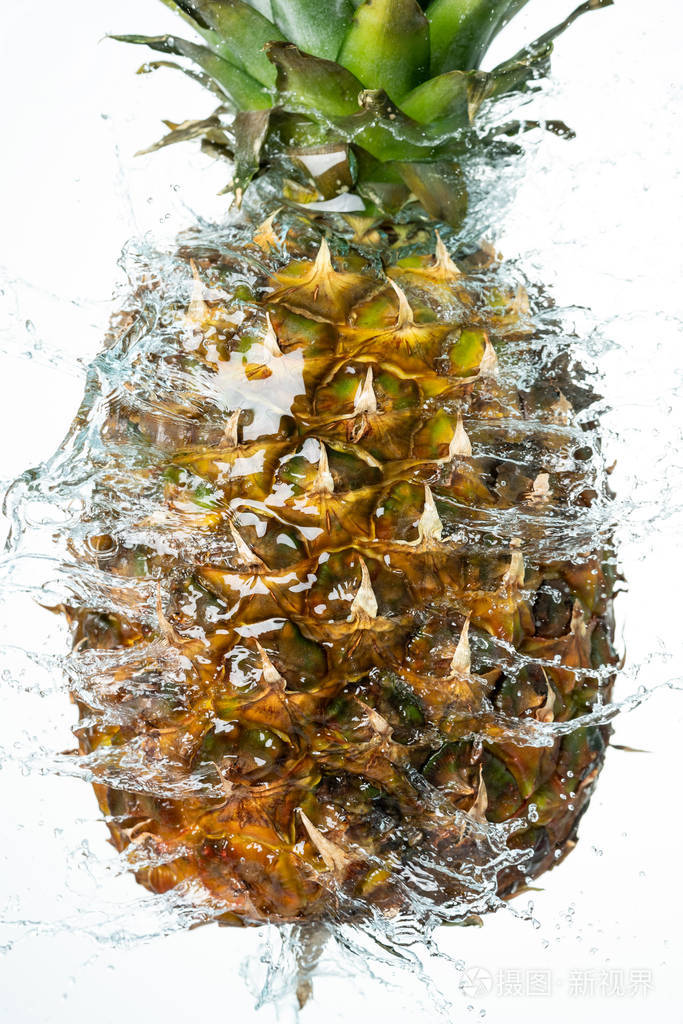菠萝水溅在白色的菌地上