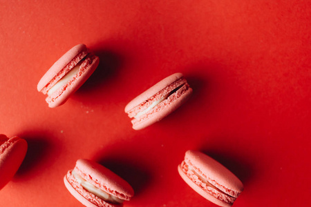 红桌上美味的粉红色马卡龙的组成，甜蜜的甜点