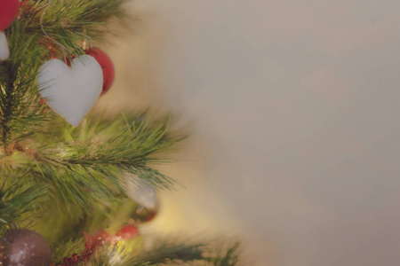 圣诞树上悬挂不同颜色和形状的圣诞装饰的宏观细节