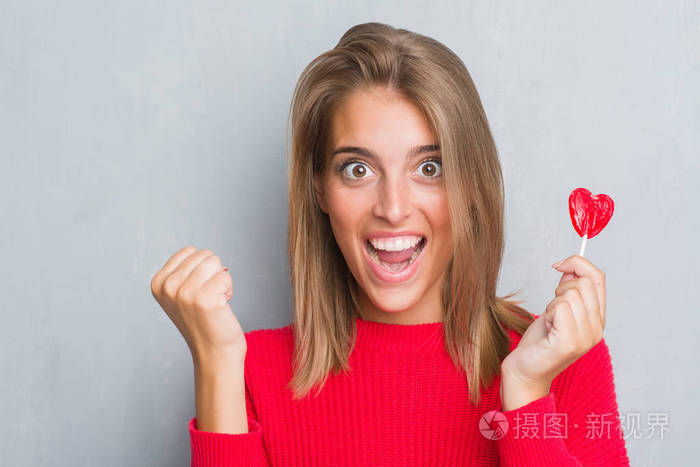 吃着红心棒糖,尖叫着,庆祝胜利,非常兴奋,欢呼,激动,激动