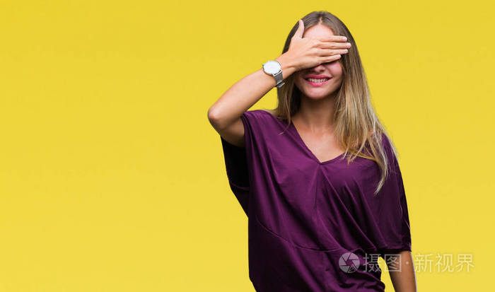 用手在脸上遮住眼睛,以获得惊喜