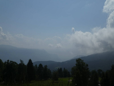 意大利南部高山峰顶岩岩石全景图欧洲天空云野性绿草草甸