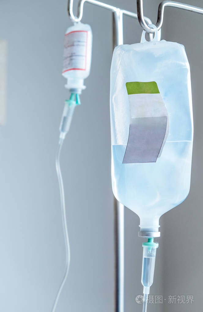 医护人员密切注意病人的生理盐水点滴