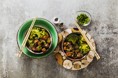 以豆腐为原料，经蒸蒸制而成.丰盛的健康素食午餐或石桌晚餐