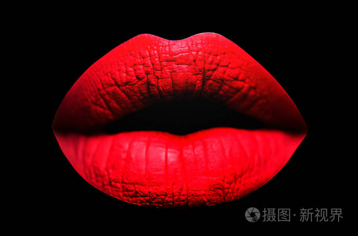 红嘴唇.黑色背景的感性嘴唇.性感的质感嘴唇和哑光口红.