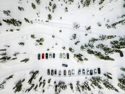 芬兰拉普兰农村森林冬季停车的鸟瞰图