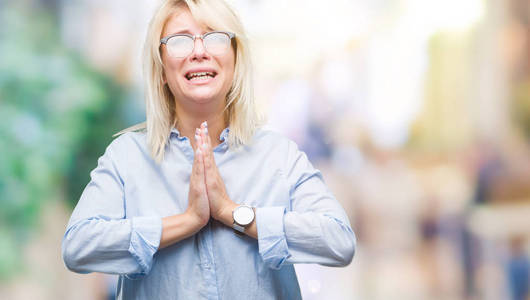 下乞讨和祈祷,双手一起祈祷,脸上充满希望的表情,非常情绪化和担忧