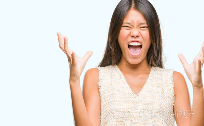 年轻的亚洲女人在孤立的背景下疯狂和疯狂地大喊大叫