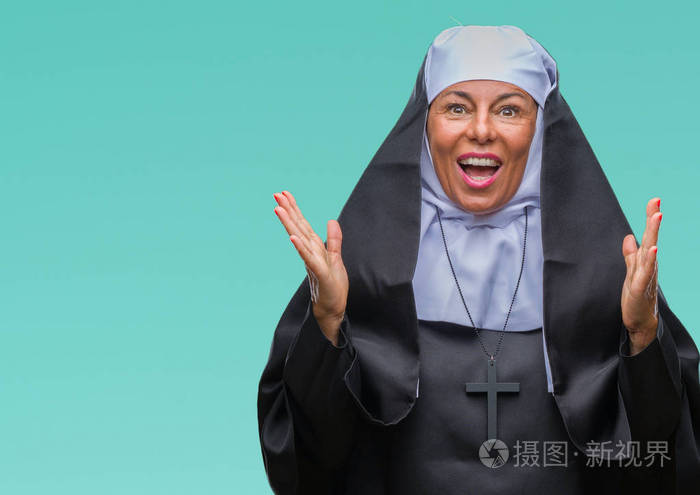 中年高级基督教天主教修女妇女在孤立的背景下庆祝惊讶和惊讶的成功
