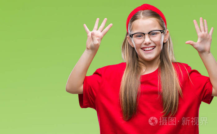 年轻漂亮的女孩戴着眼镜在孤立的背景上用手指数字9