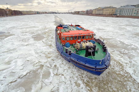 冰冻河流上的破冰船打破了阻碍航行的冰。