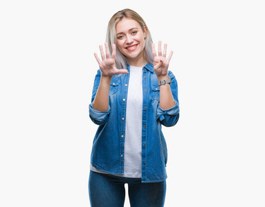 年轻的金发女子在孤立的背景显示和指着第九个手指，同时微笑自信和快乐。