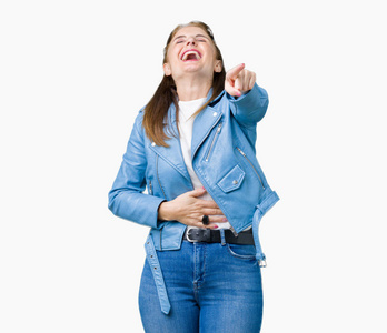 穿着时尚的皮夹克,在孤立的背景下笑着你用手指指着相机,用手捂住胸口