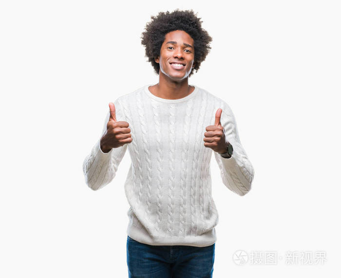 美国黑人男子超越孤立的背景成功标志做积极的手势用手竖起大拇指微笑