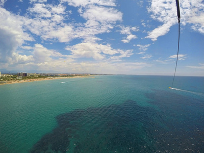 热带度假胜地的鸟瞰快艇拖伞地中海海滩在土耳其