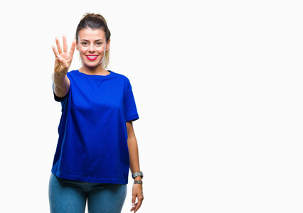 年轻漂亮的女人穿着休闲的蓝色T恤，在孤立的背景上，用手指第四，微笑着自信和快乐。