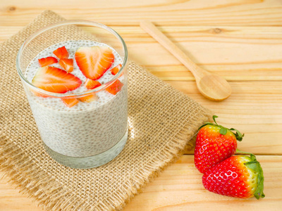 香草巧克力布丁，杯中有新鲜草莓。 健康的早餐概念。