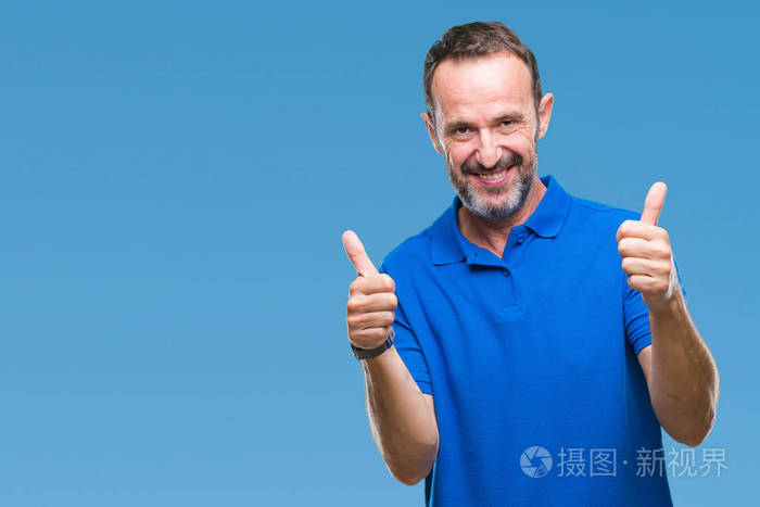 中年老汉过孤立的背景成功标志做积极的手势,用手竖起大拇指,微笑和