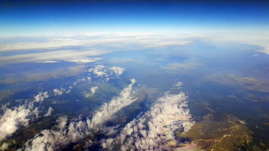 土耳其上空的平面视图，蓝天的陆地和云层。
