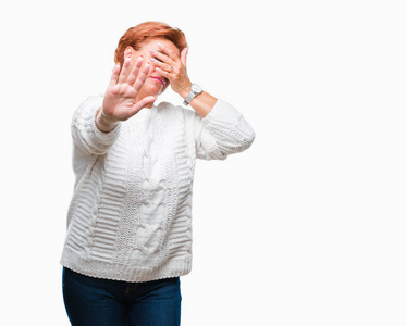 在孤立的背景上用手遮住眼睛,用悲伤和恐惧的表情做停止手势