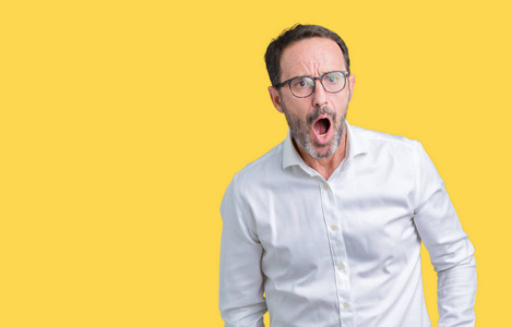 着眼镜,隔着一层孤零零的背景,一脸震惊,满脸怀疑和挖苦,张嘴惊讶照片