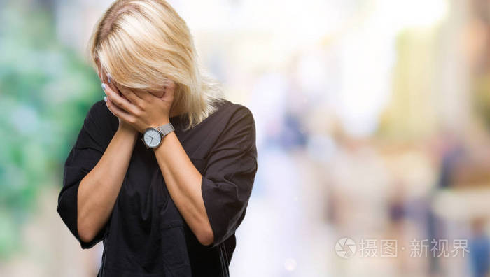 年轻漂亮的金发女人在孤立的背景上,悲伤的表情用手捂住脸,一边哭.