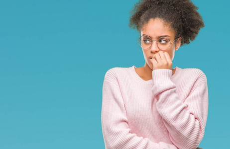 年轻的非洲裔美国妇女戴着眼镜，戴着孤立的背景，看上去压力很大，紧张，双手咬着嘴的指甲。 焦虑问题。