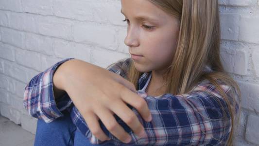 生病悲伤的孩子压力不快乐的孩子生病的女孩抑郁受虐