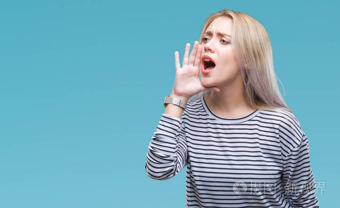 年轻的金发女人在孤立的背景上大声喊叫和尖叫手在嘴上交流概念