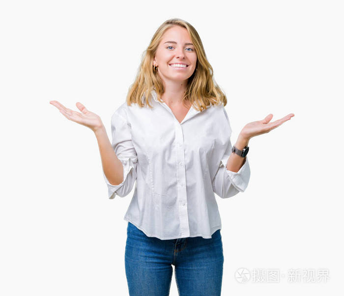 美丽的年轻商务女性,在孤立的背景下微笑,双手张开手掌,呈现和广告