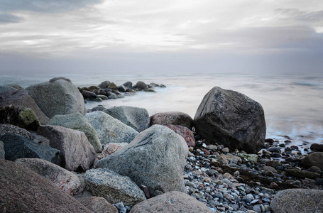 海岸上的石头在海面上软波长时间的照射复制空间