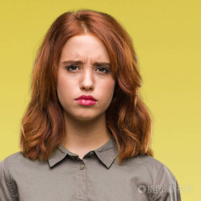 漂亮的女人在孤立的背景下沮丧和担心痛苦哭泣愤怒和害怕悲伤的表情