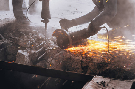 与金属摩擦产生的火花. 拆卸工作. 圆形电锯.照片