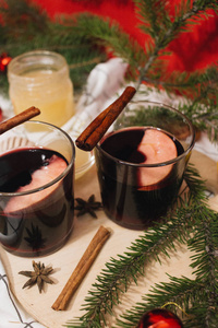 热覆盖葡萄酒和餐桌上的圣诞装饰