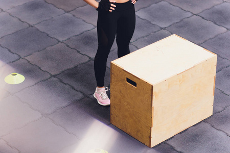 田径女子站在健身房俱乐部的木箱上
