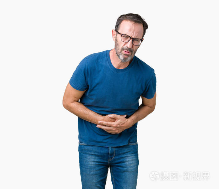 英俊的中年老人戴眼镜在孤立的背景上手放在肚子上因为恶心痛苦的疾病