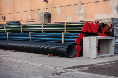 道路工程塑料管道和预制井堆叠。