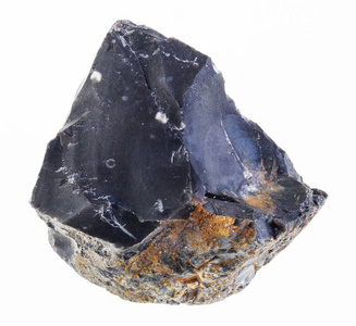 摄影夏普从白色背景的粗糙黑色燧石中采集的天然矿物的宏观摄影照片