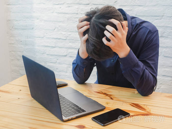 精疲力竭的商人压力很大工作很累努力工作的概念