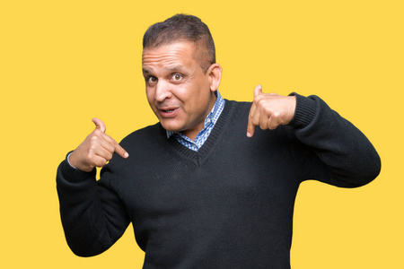 在孤立的背景下,自信地微笑着,用手指指着自己,骄傲和快乐