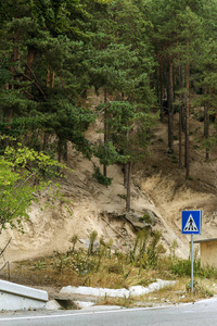 一条蜿蜒的山路。 山里的双向公路。 在石质山坡附近的山区铺设公路