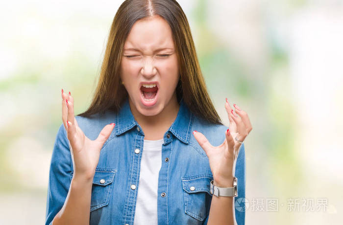 年轻的高加索美女在孤立的背景下疯狂疯狂地大喊大叫，咄咄逼人的表情和手臂抬起。 挫折概念。