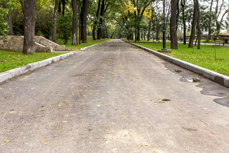 在阴天，风景如画的废弃植物园里的赛道曲线。 浅场景的选择性聚焦，进行舞台创意设计