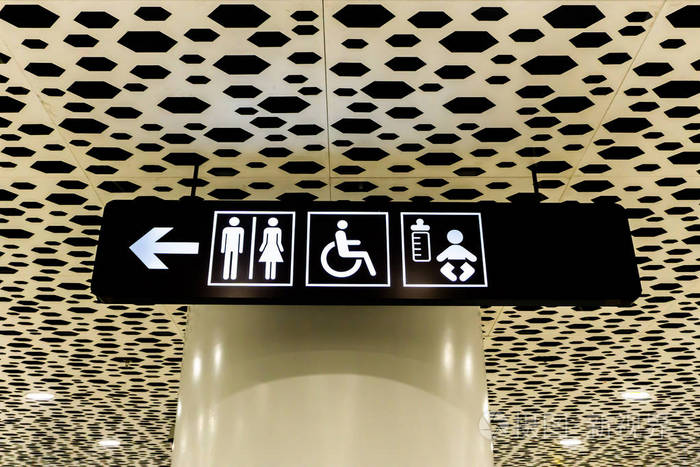 机场黑色黑板上为残疾人士及婴儿提供白色彩色洗手间标志