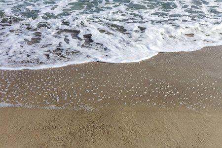 海浪在海边的热带沙滩上